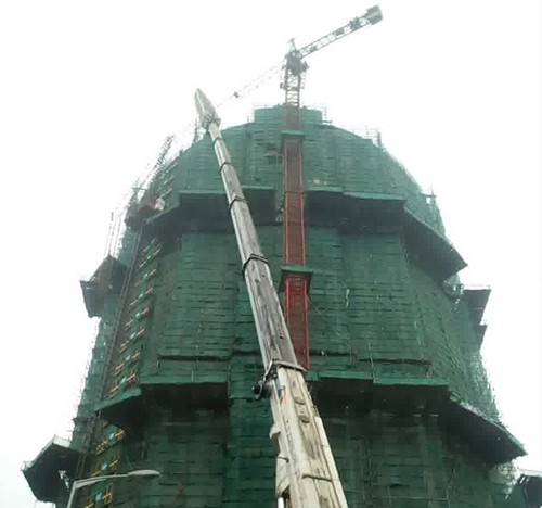 官渡吊车在工地上作业